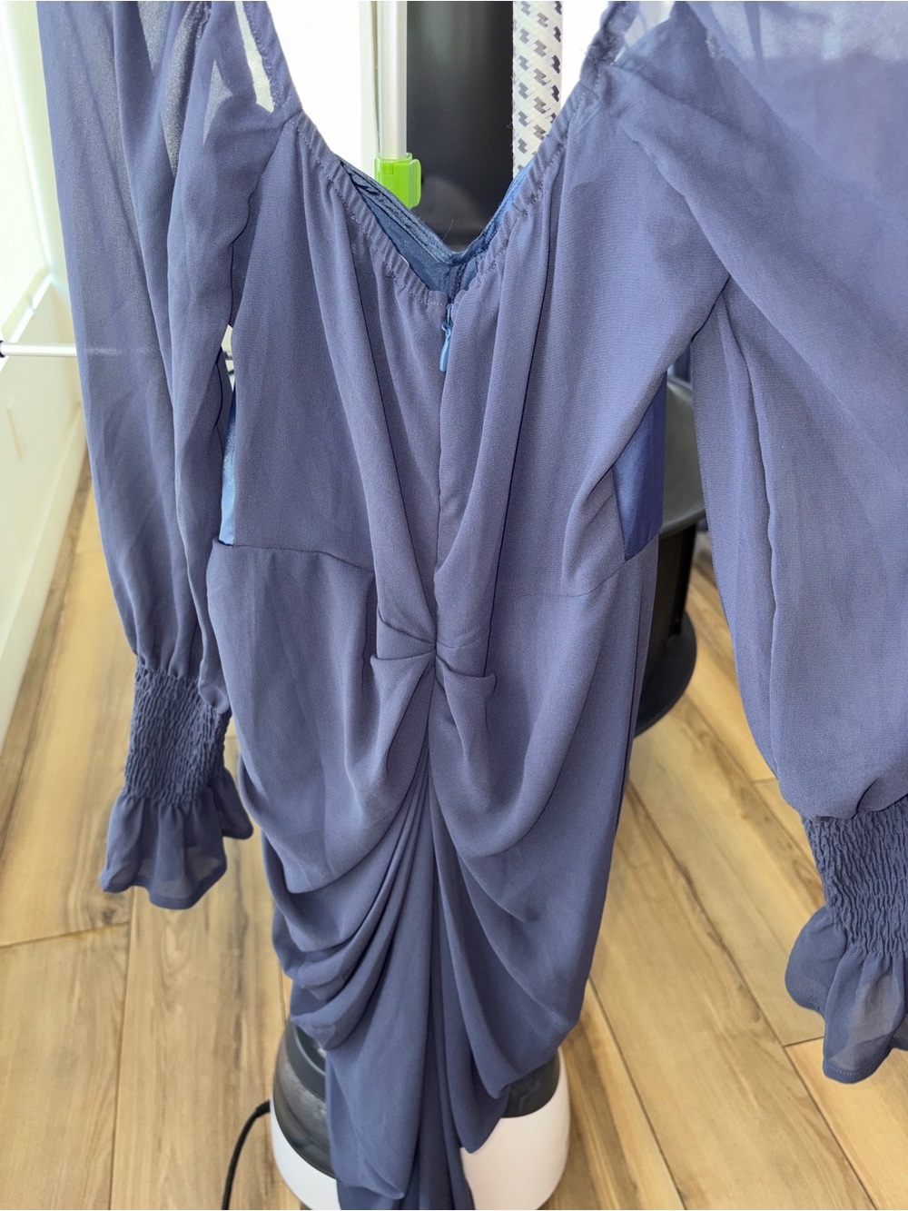 PrettyLittleThing mineral blue
Satin Insert Draped Chiffon Midi Dress size 4 - Picture 3 of 11